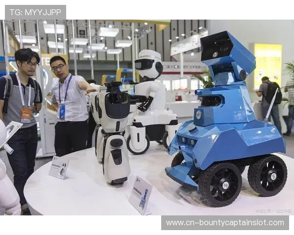 运营中心采用智能巡检机器人，保障关键设施不间断运行。